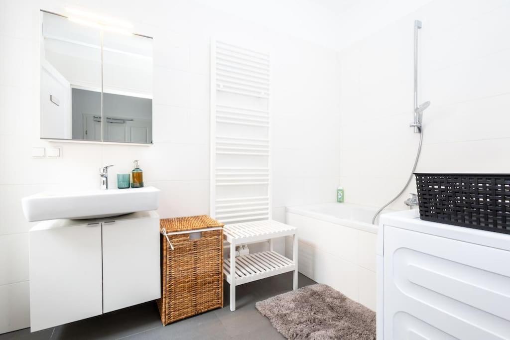 Orestaliving - 2Br On The Danube Canal Wien Exterior foto